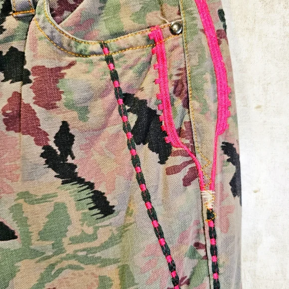Johnny Was 2-10-10-5 Biya Embroiderd Camo Floral Denim Cropped Boho Jeans Y2K - Picture 5 of 10